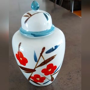 Chinoiserie Ginger Jar with Lid. Japanese Style. White Ceramic Jar with lid.